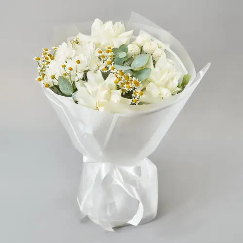 Букет с белыми розами, хризантемой и танацетумом
