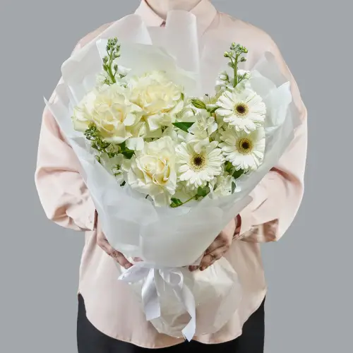 Букет белых гербер, гортензии и маттиолы 