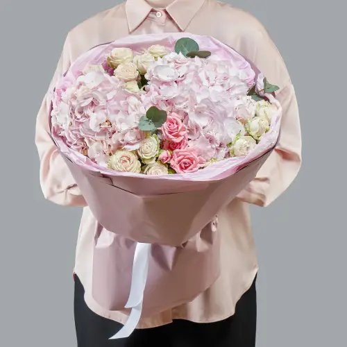 Букет розовых гортензий и кустовых роз