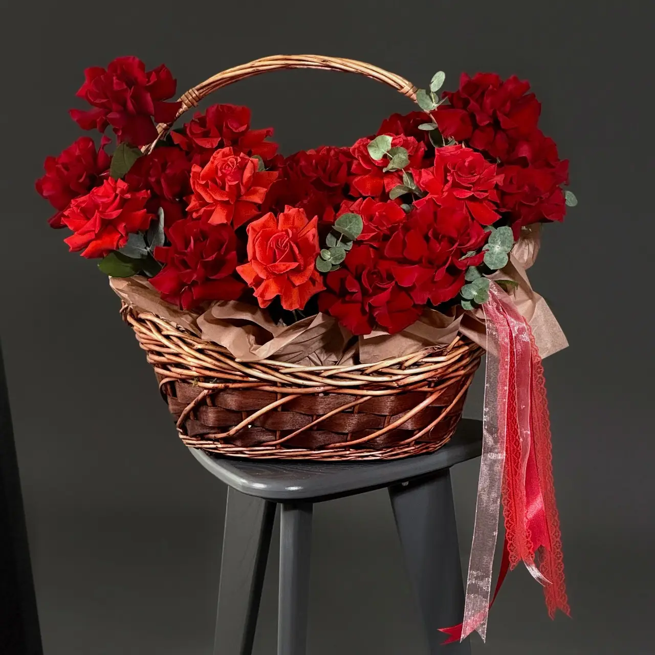 Цветочная корзина из 27 красных роз