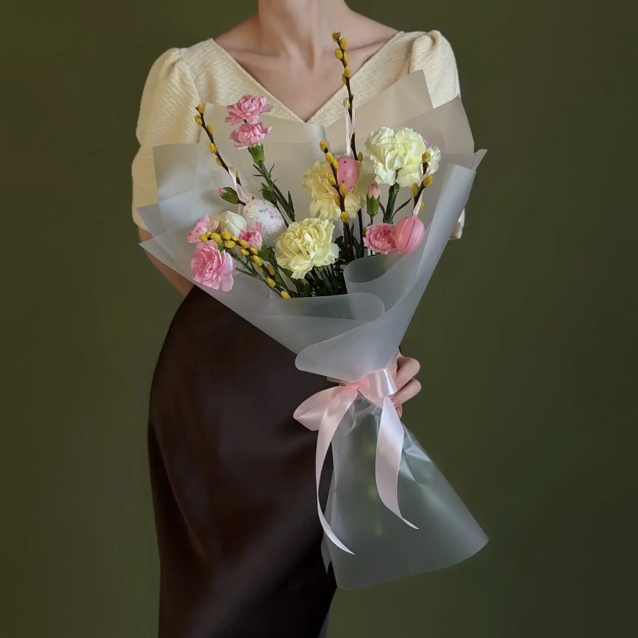 Букет из гвоздик, вербы и ранункулюса 