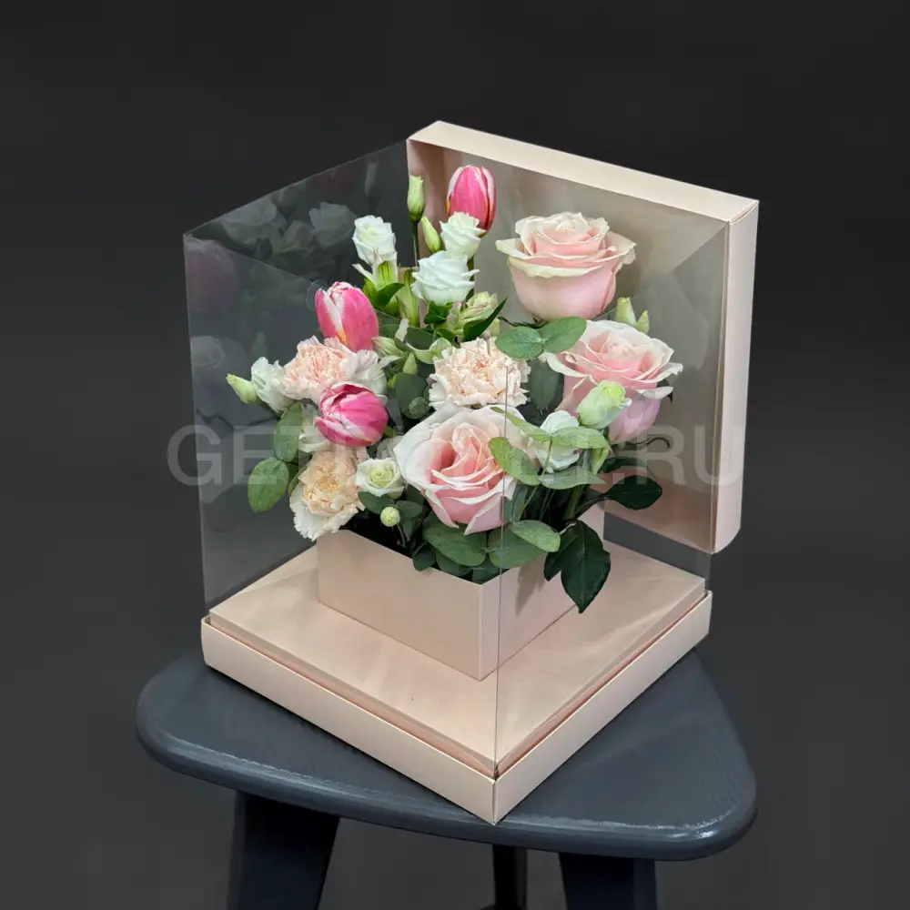 225217 Цветочная композиция из роз и гвоздик с тюльпанами