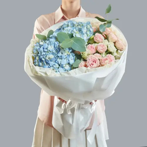 Букет с гортензией и кустовыми розами