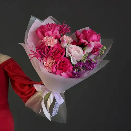 Яркий букет из роз, тюльпанов и ранункулюса