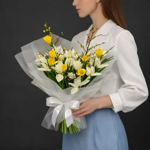 Букет из нарциссов, тюльпанов и форзиции